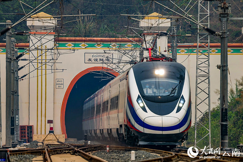 “澜沧号”动车组列车驶过友谊隧道。徐章位摄