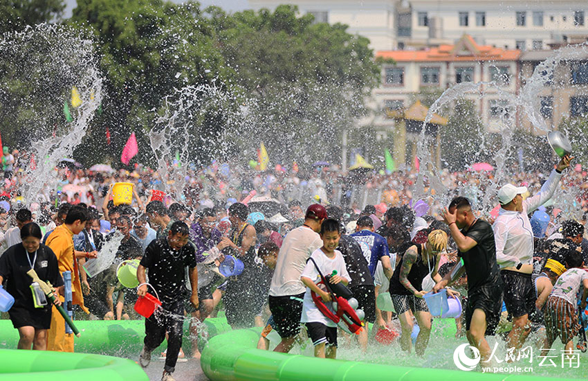数万名各族群众齐聚芒市广场共庆泼水节。焦迪摄