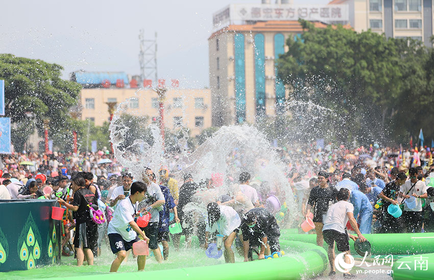 数万名各族群众齐聚芒市广场共庆泼水节。焦迪摄