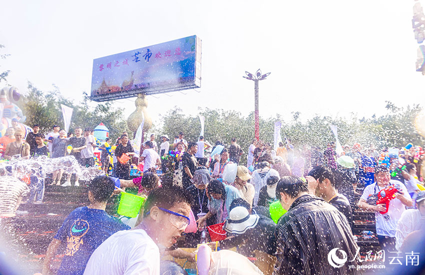 数万名各族群众齐聚芒市广场共庆泼水节。人民网 刘怡摄