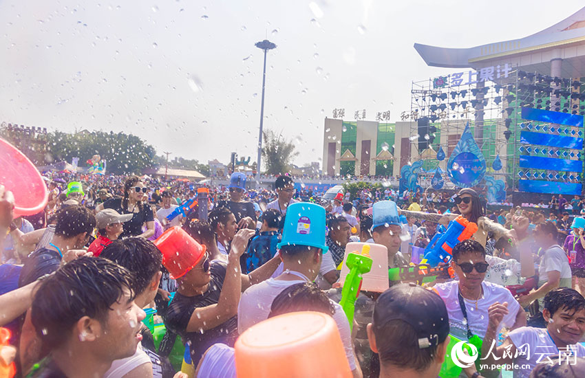 数万名各族群众齐聚芒市广场共庆泼水节。人民网 刘怡摄