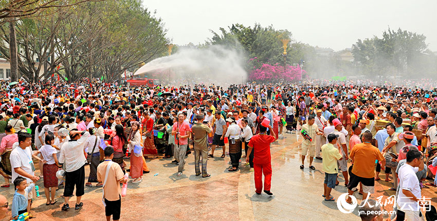 云南孟连万人泼水迎傣历新年。陈永刚摄