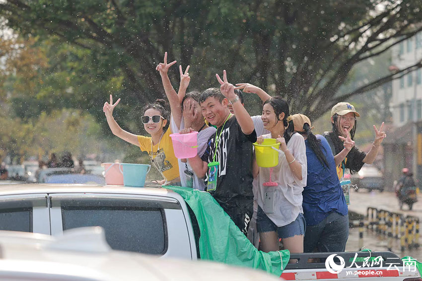 云南孟连万人泼水狂欢。陈永刚摄