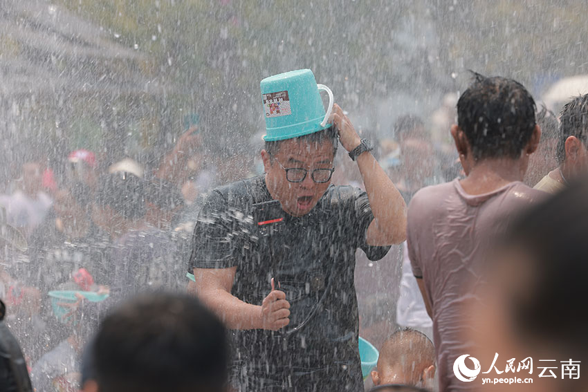 泼水狂欢。刘明慧摄
