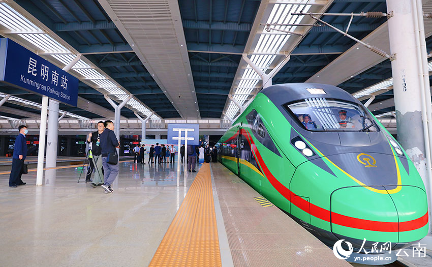 D887次“復興號”動車組從昆明南開出。楊紫軒攝