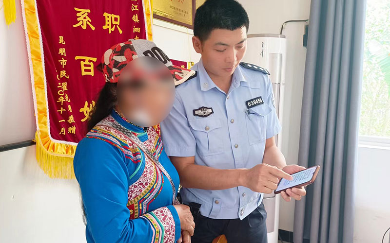民警向周某宣传反诈知识。