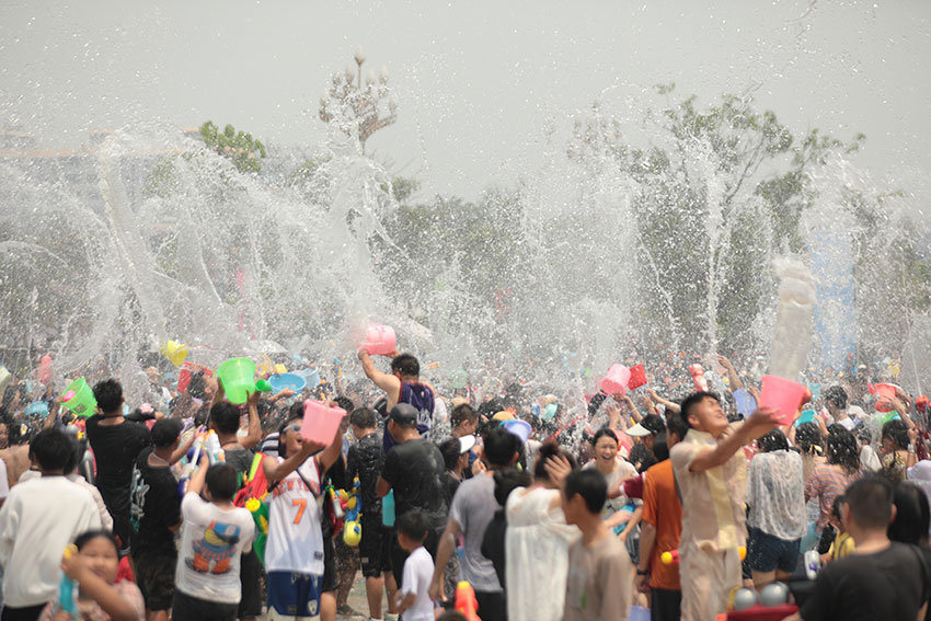 泼水节现场。景谷县融媒体中心供图