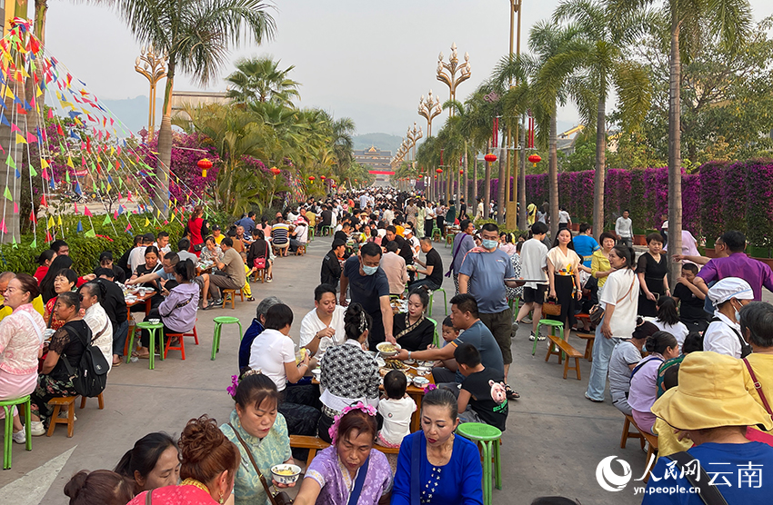 游客们享用百花宴。人民网记者 程浩摄