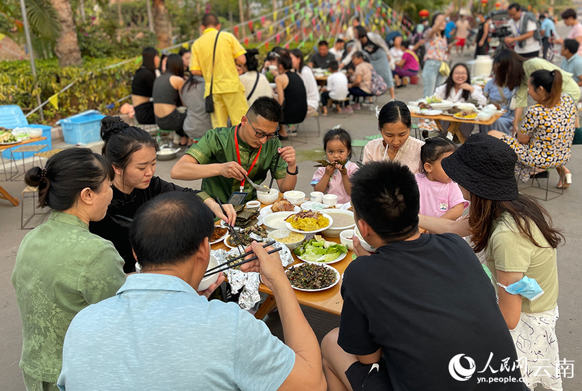 游客们享用百花宴。人民网记者 程浩摄