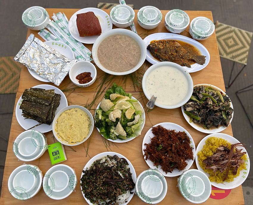 游客们享用百花宴。景谷县融媒体中心供图