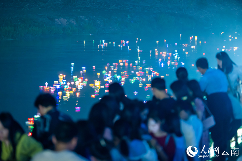 放水灯，共祈福。人民网记者 程浩摄
