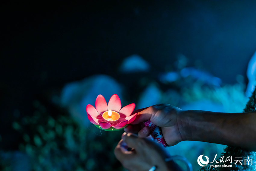 放水灯，共祈福。人民网记者 程浩摄