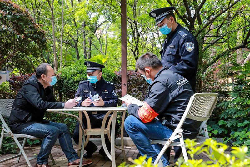 西山民警和治安志願者深入群眾當中排查化解矛盾糾紛。昆明市公安局西山分局供圖