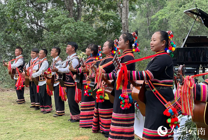 老達保的村民在演唱拉祜族曲目。人民網 蔡樹菁攝