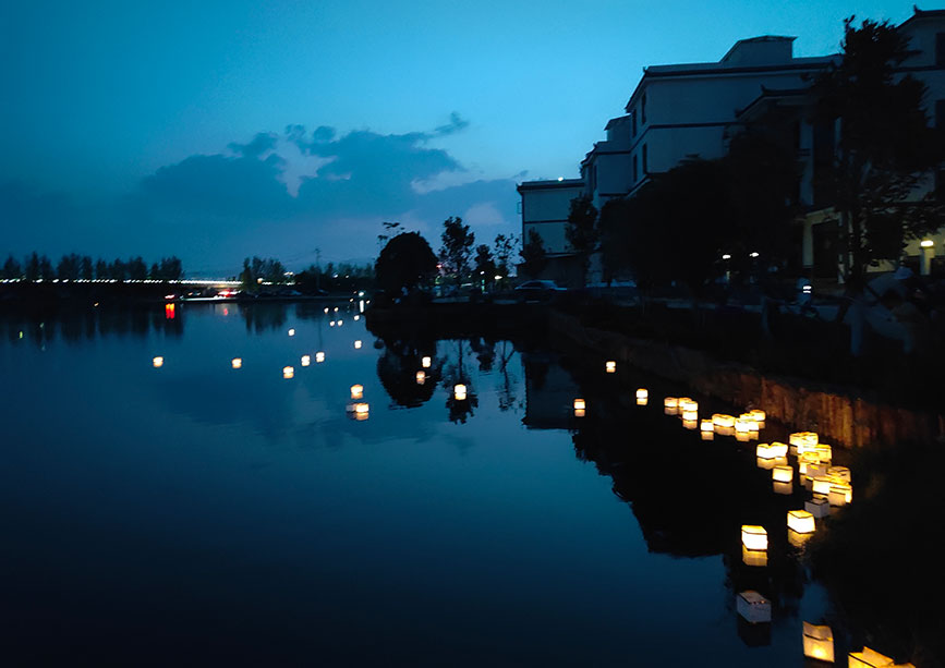 夜間水燈。晉寧區融媒體中心供圖