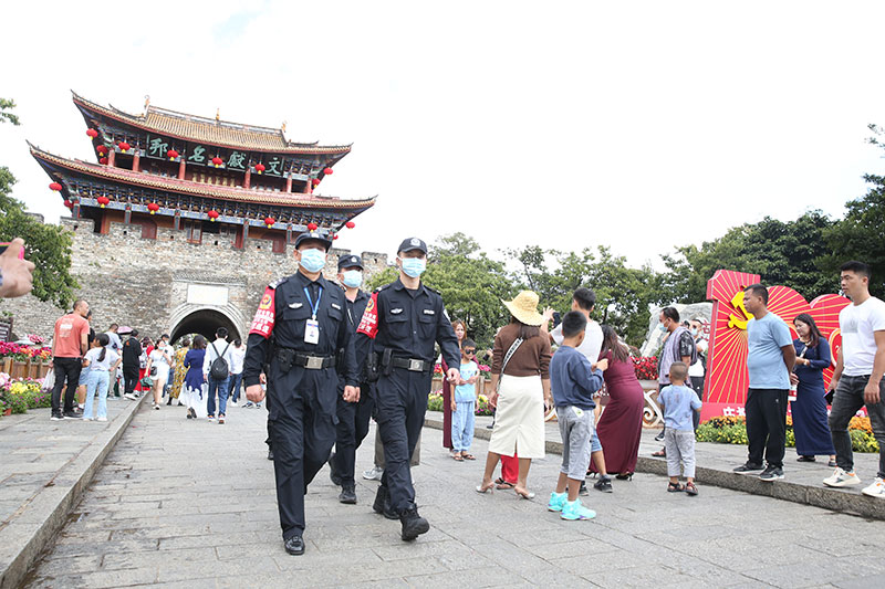 大理市公安局古城派出所民警在大理古城南门巡逻。
