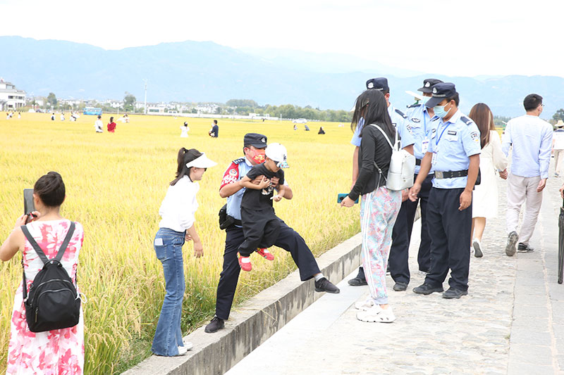 大理市公安局古城派出所民警在景区帮助群众。