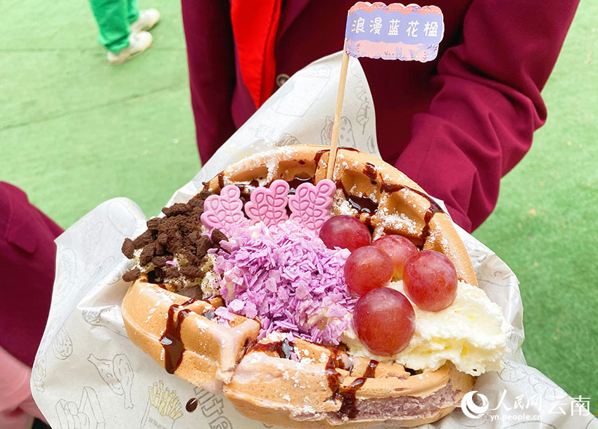 蓝花楹华夫饼受到市民、游客喜爱。人民网 蔡树菁摄