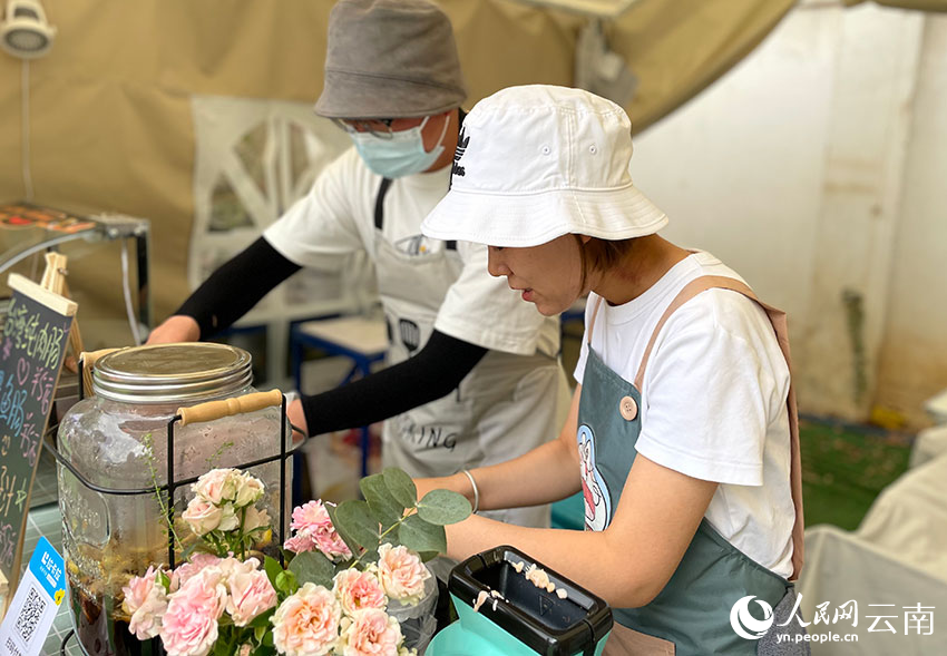 活动现场集市摊主正忙碌。人民网 蔡树菁摄