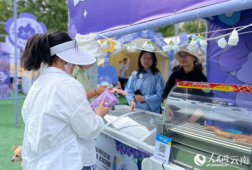 蓝花楹雪糕也是集市上的明星产品。人民网 蔡树菁摄