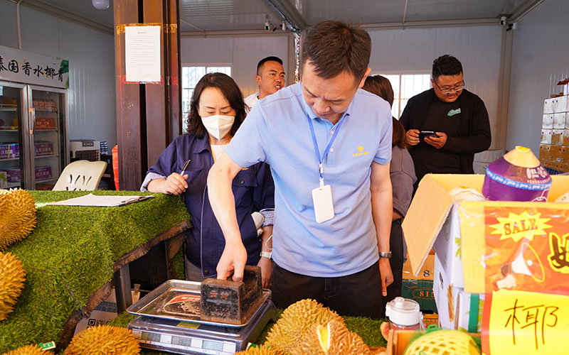 金马正昌水果批发市场内工作人员对计量器具进行测试。郭武辉摄2
