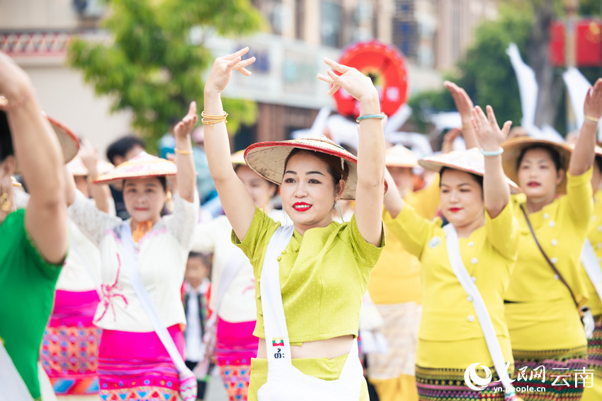 “摸你黑”民族艺术游演精彩纷呈。人民网 曾智慧摄