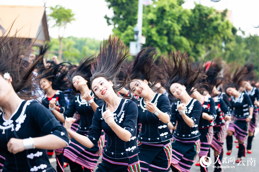 “摸你黑”民族艺术游演精彩纷呈。人民网 曾智慧摄