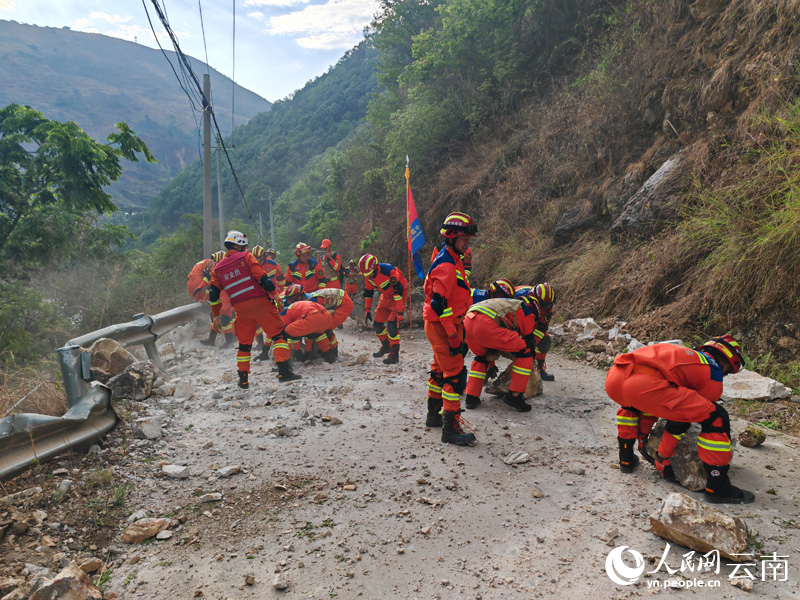 消防員清理道路上地震導致的落石。-雲南省消防救援總隊供圖