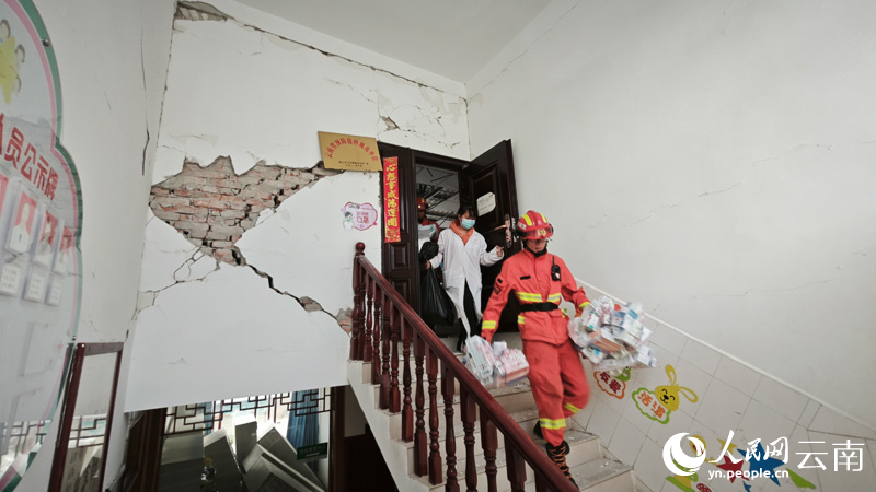 地震導致當地房屋不同程度受損。-雲南省消防救援總隊供圖