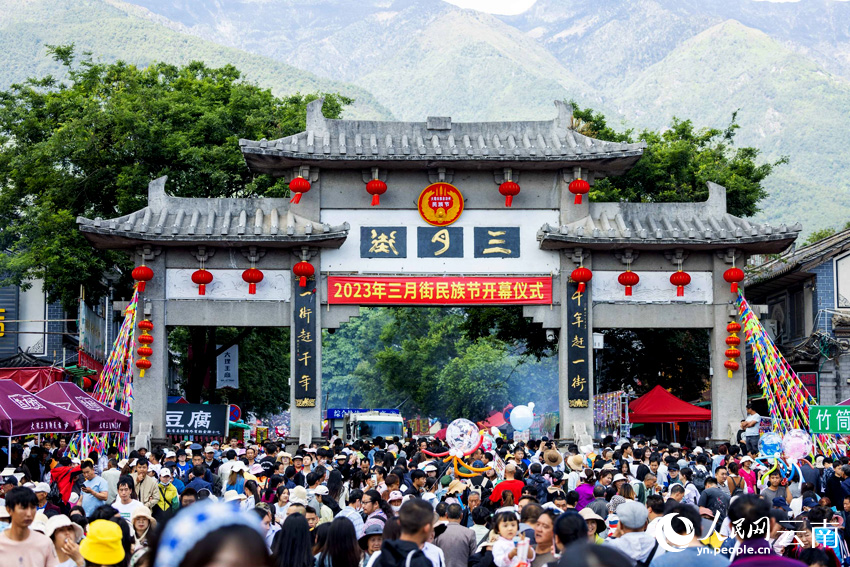 “三月街”现场热闹非凡。人民网记者 符皓摄