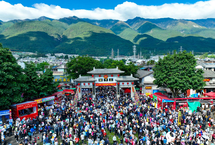 “三月街”现场热闹非凡。人民网记者 符皓摄