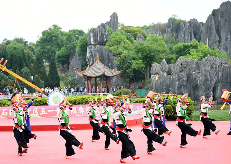 民族歌舞演出。