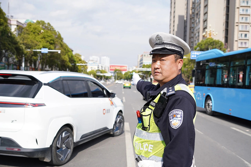 交警指揮交通。