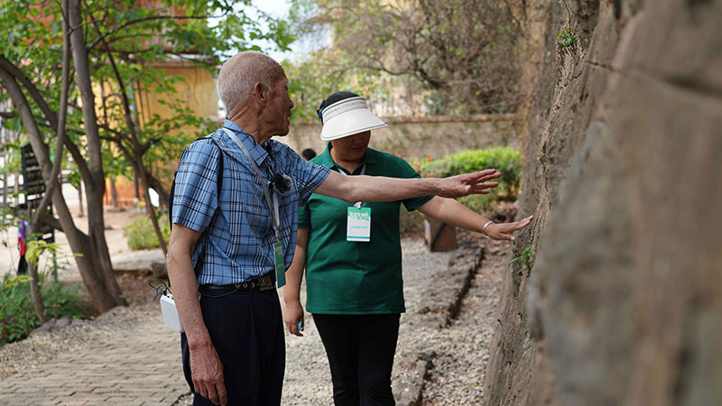 沈家榮為新一代志願者講解碧色寨的歷史。胡文攝
