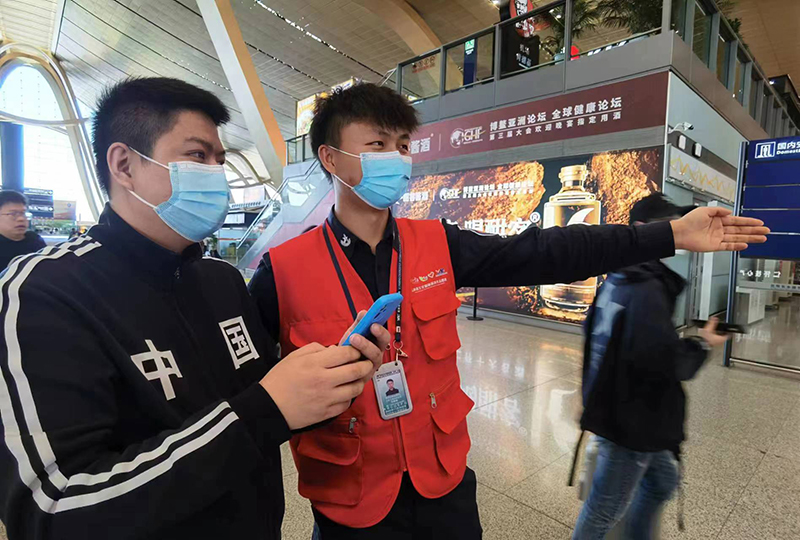 志愿者引导旅客乘机