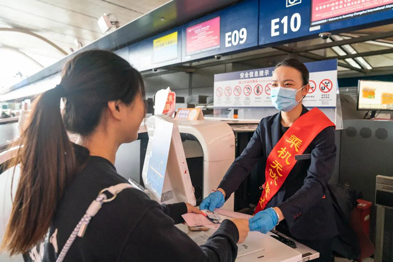 工作人员热情为旅客办理乘机手续