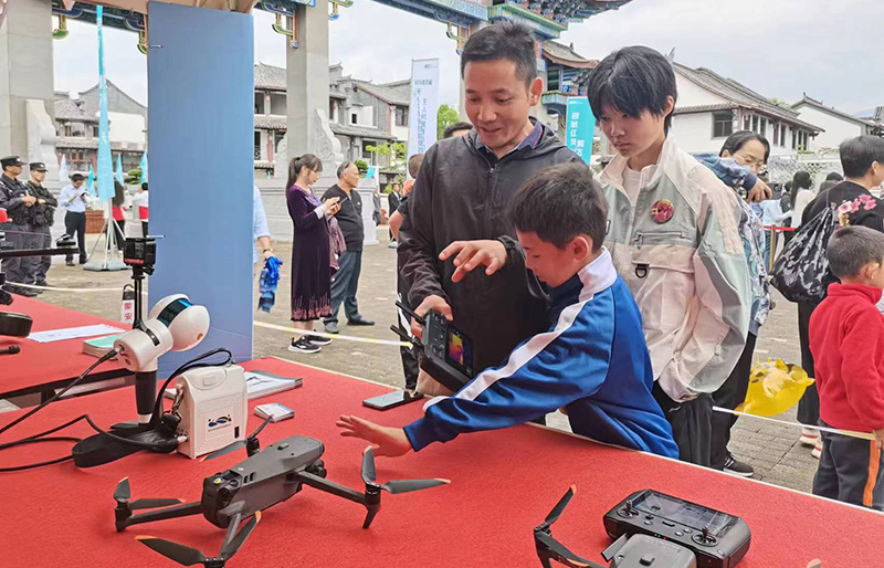 游人在觀摩無人機。趙釩雅攝
