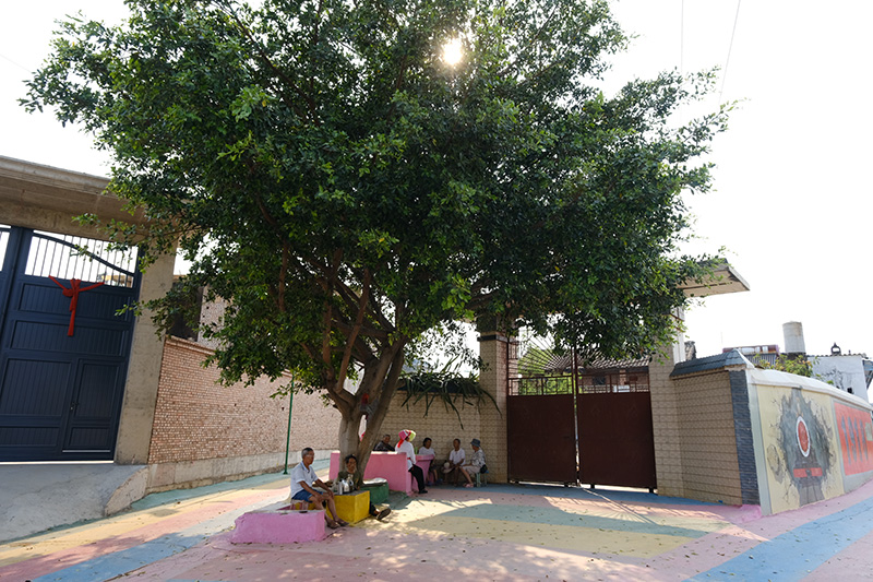 村民们的悠闲时光。