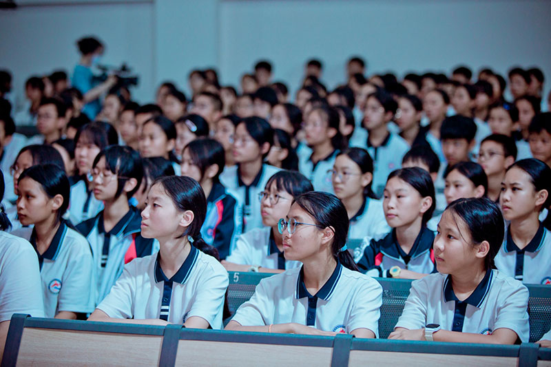 消防员为孩子们讲解防灭火知识。