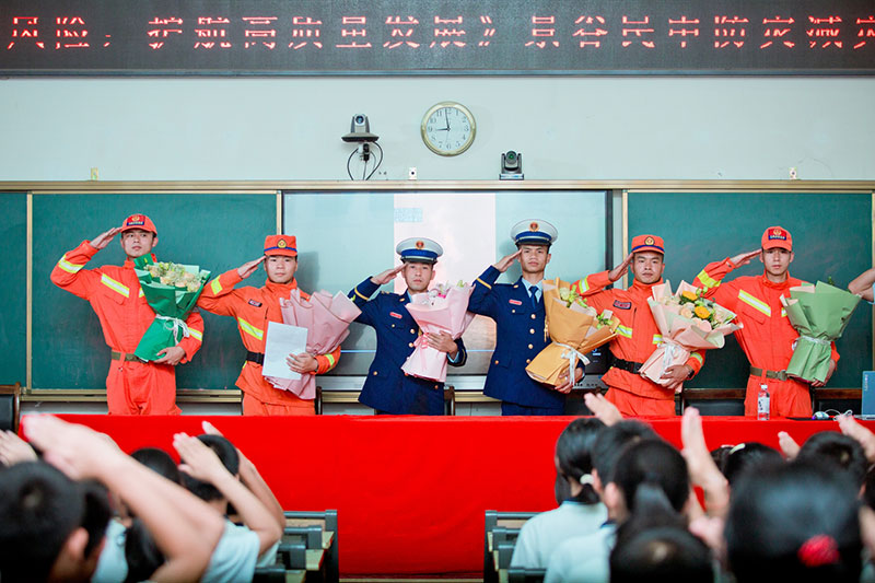 消防员叔叔与孩子们互相敬礼（2023年5月摄）