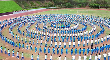 云南一中学学生“打跳”场面壮观
