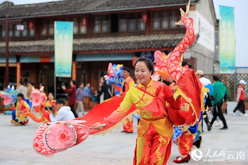 “中国旅游日”当天，和顺古镇的文艺表演活动。 刘正凡摄