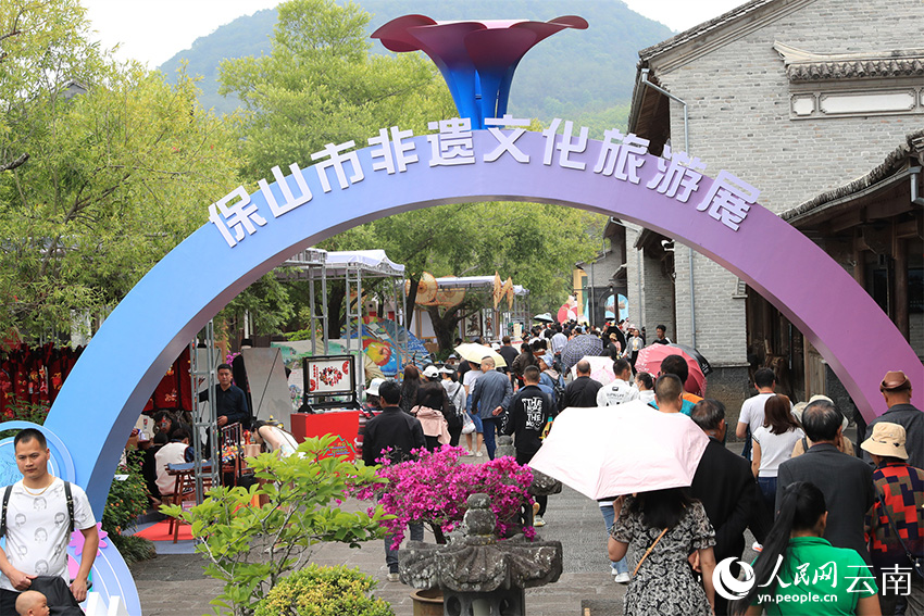 “中国旅游日”当天，在和顺古镇举办的非遗展览活动现场。 刘正凡摄
