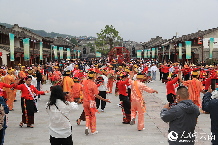“中国旅游日”当天，在和顺古镇举办的民族歌舞表演吸引了众多游客观看。 刘正凡摄
