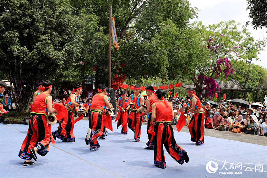 “中国旅游日”当天，在和顺古镇举办的民族歌舞表演吸引了众多游客观看。 刘正凡摄