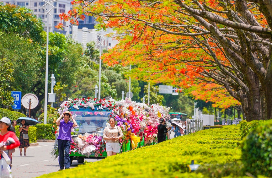花车巡游。普洱市融媒体中心供图