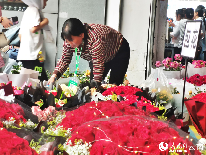 斗南花市內，一位商家整理著待售鮮花。人民網 劉怡攝