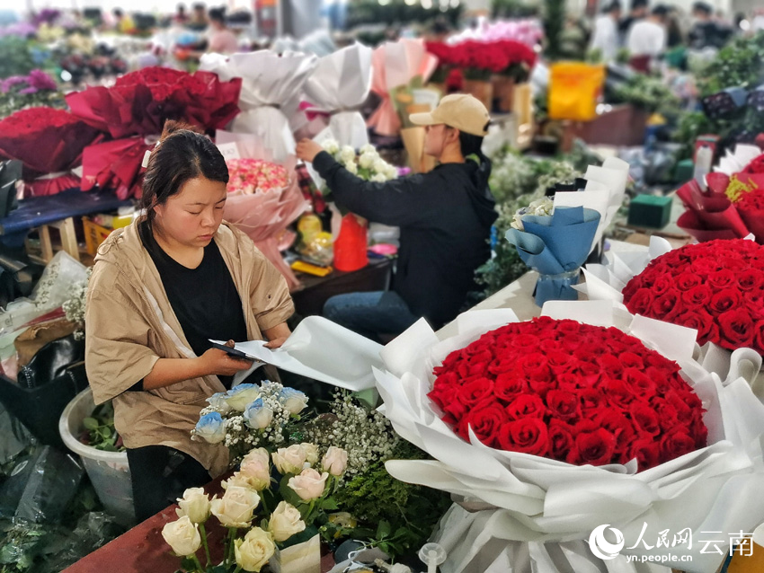 斗南花市中，商家正制作“520”當天將要售賣的花束。人民網 劉怡攝