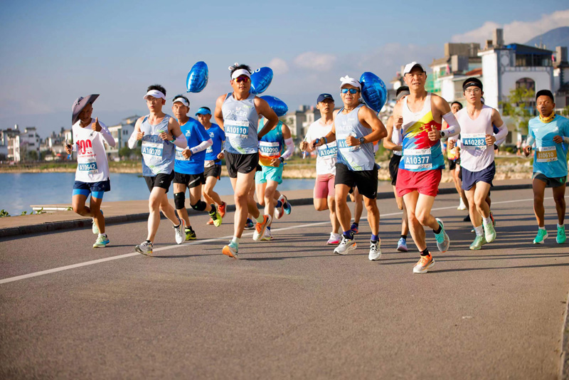 2023澜沧江—湄公河合作大理马拉松•首届“为爱奔跑”大理马拉松在大理市举行。杨天啸摄3