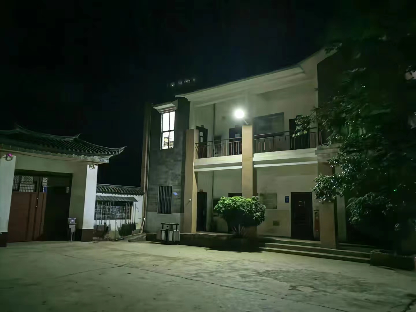 新安装的路灯照亮学校